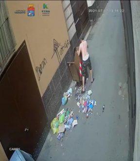 TARANTO - Inqualificabile, trasforma i vicoli della Città Vecchia in una discarica, uomo ripreso dalle videotrappole
