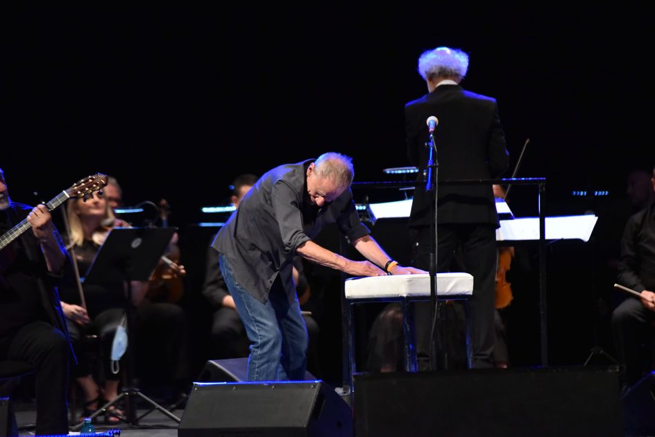 Roberto Vecchioni, lunedì sera all’Orfeo «Ritrovare il pubblico, che emozione…» 2 Roberto Vecchioni, lunedì sera all’Orfeo «Ritrovare il pubblico, che emozione…»