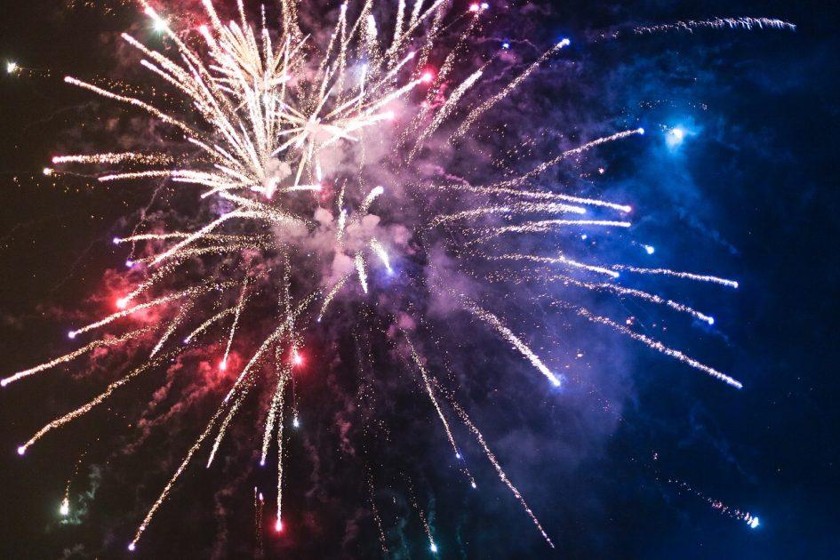 Festeggia il matrimonio con i fuochi d'artificio e pubblica il video sui social: denunciato dalla Polizia di Stato