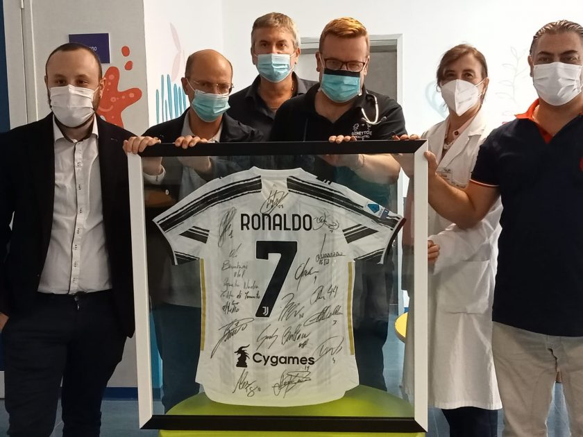 SS. Annunziata: la maglia di Cristiano Ronaldo per i bimbi di Pediatria e Oncoematologia pediatrica