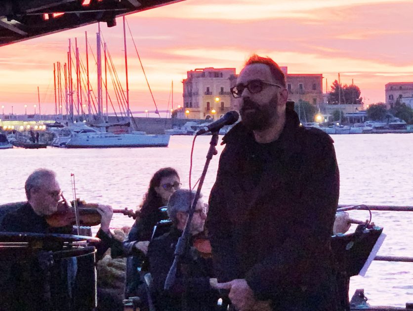 Nel porto di Taranto all’alba le emozioni del “Tributo a Franco Battiato”