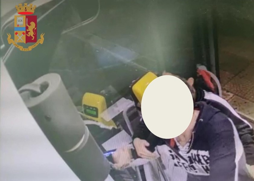 TARANTO - Aggredisce autista della Kyma Trasporti: identificato e denunciato dalla Polizia di Stato