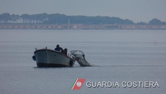 Taranto - scattata all’alba maxi-operazione “Kalimera” della Guardia Costiera. Contestato anche il disastro ambientale