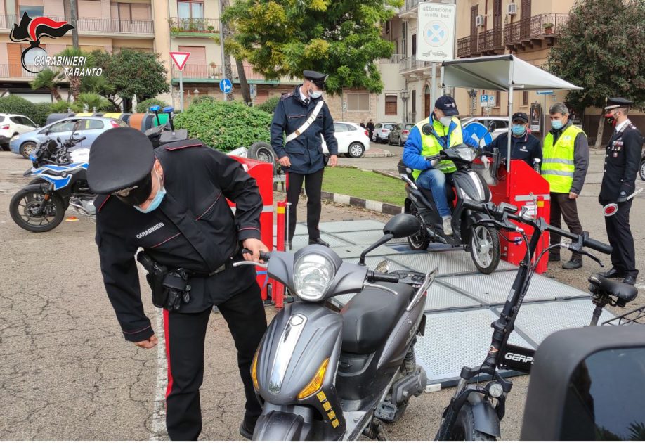 I carabinieri controllano le bici elettriche modificate