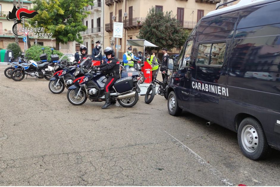 I carabinieri controllano le bici elettriche modificate
