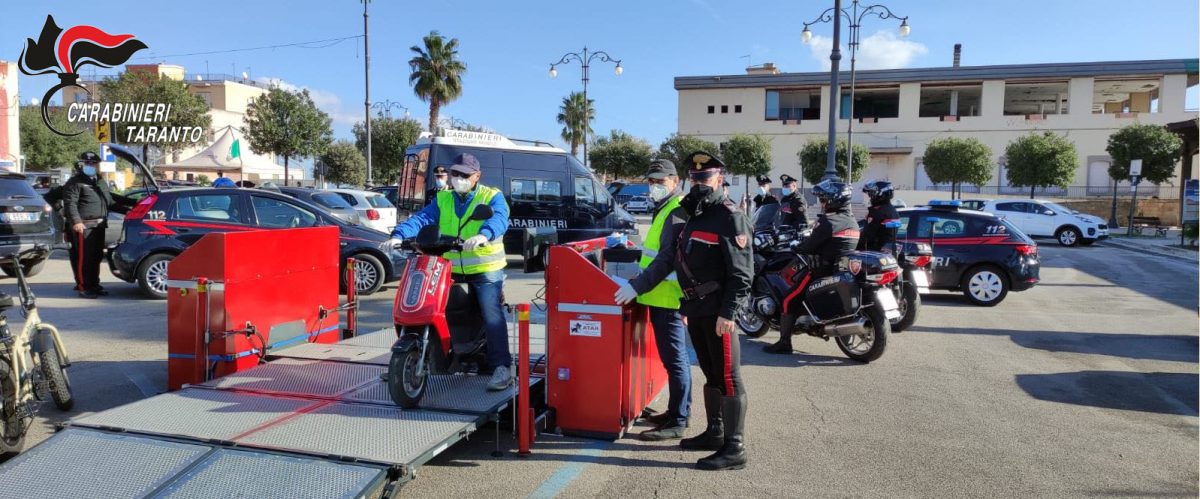 Taranto - I carabinieri controllano le bici elettriche modificate