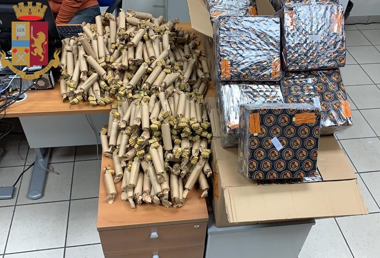 Contrasto al commercio illegali dei “botti di Capodanno”: sequestrati dalla Polizia di Stato circa 4 quintali di fuochi d’artificio vietati – Due arresti e due denunce