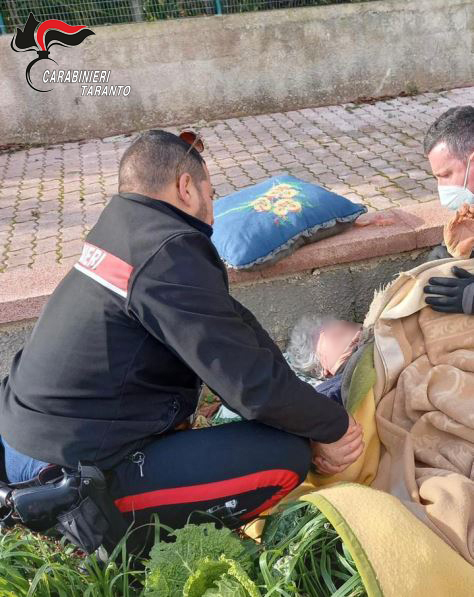 Martina Franca: i carabinieri salvano un’anziana donna infreddolita, scomparsa da ieri e ritrovata nel suo giardino, a terra, a seguito di una brutta caduta