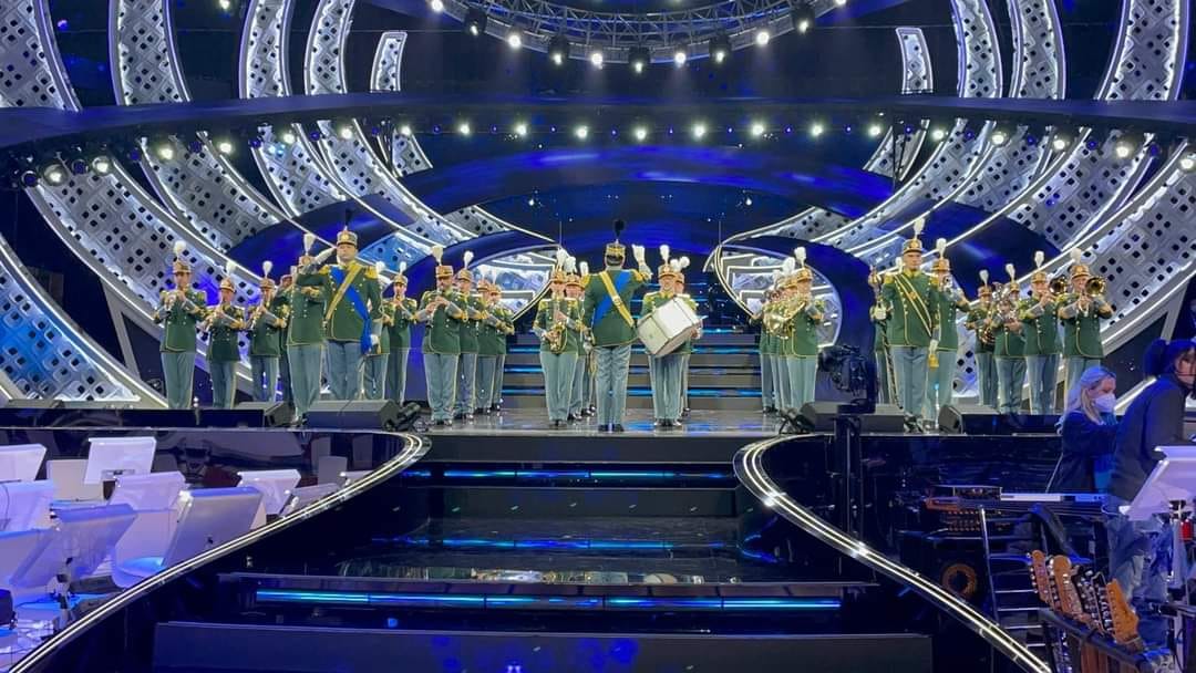 Sanremo 2022: la finale aperta dalla Banda Musicale della Guardia di Finanza diretta dal Maestro avetranese Leonardo Laserra Ingrosso