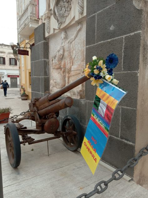 Maruggio: mettete dei fiori nei vostri cannoni