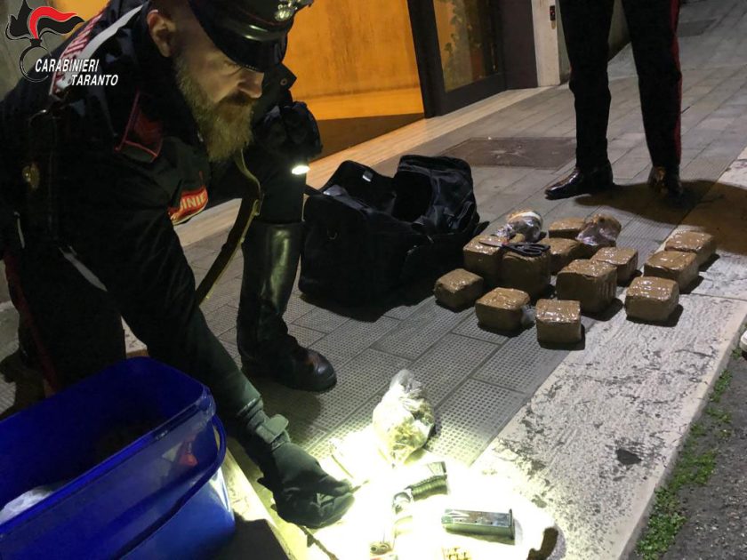 Taranto: Armi e droga in pieno centro: 8,500 chilogrammi di droga, pistola e munizioni sequestrate