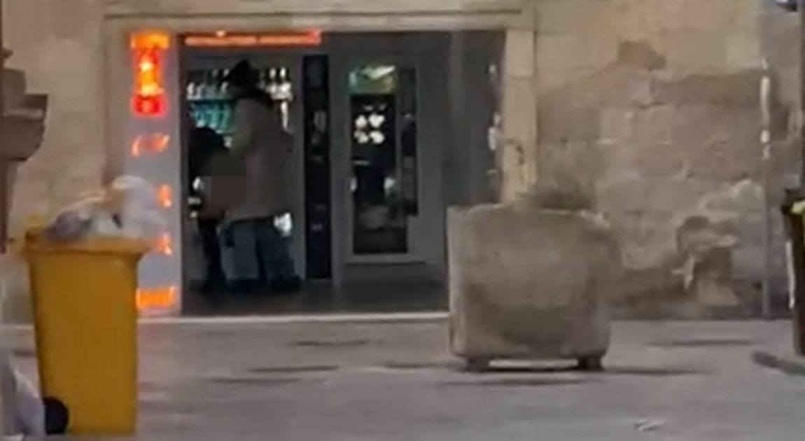 Coppia di turisti focosi fanno sesso nel centro di Lecce. Video diventa virale sui social