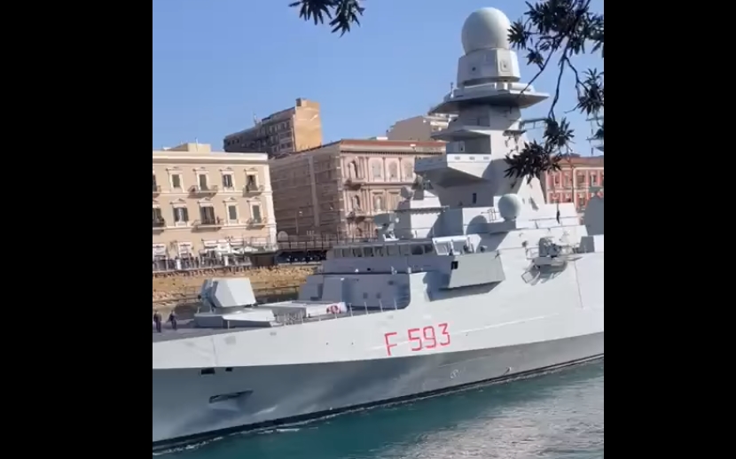 Taranto, Nave Carabiniere attraversa il Ponte Girevole: pacifisti accolgono con fischi e sassate. IL VIDEO