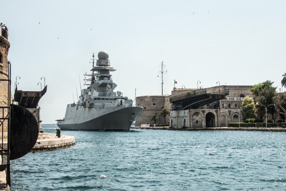 Taranto: apertura straordinaria del Ponte Girevole per il passaggio della Nave Carabiniere