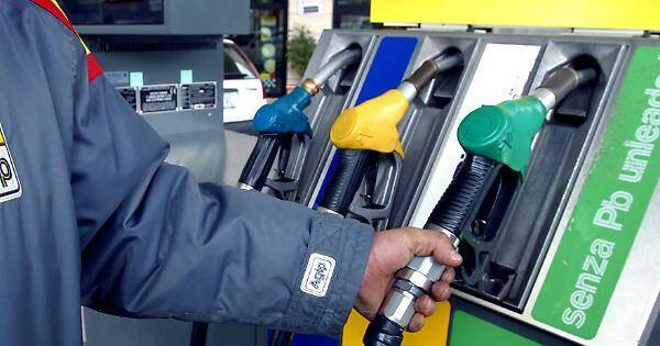 Caro carburanti e crisi: benzina e gasolio vanno…a ruba. In tutt’Italia aumentano i furti dalle auto in soste e perfino dalle barche