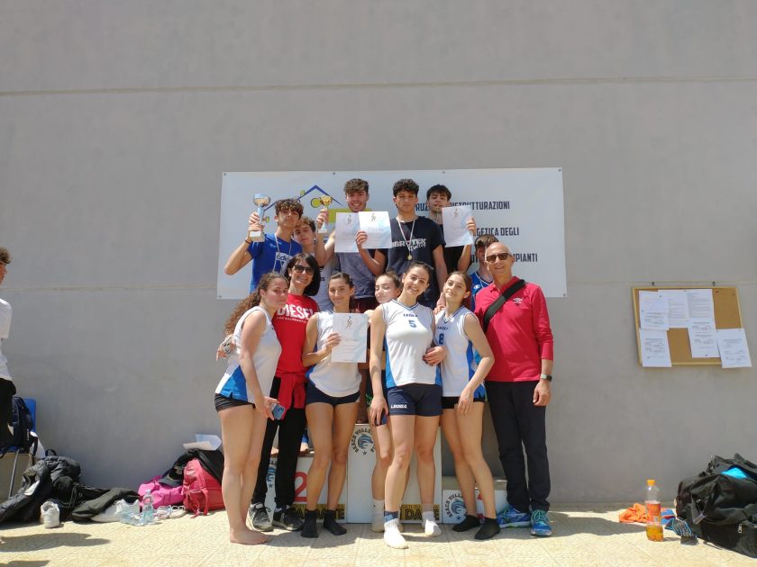 Allievi e juniores maschili del Liceo De Danctis Galilei campioni provinciali di beach volley