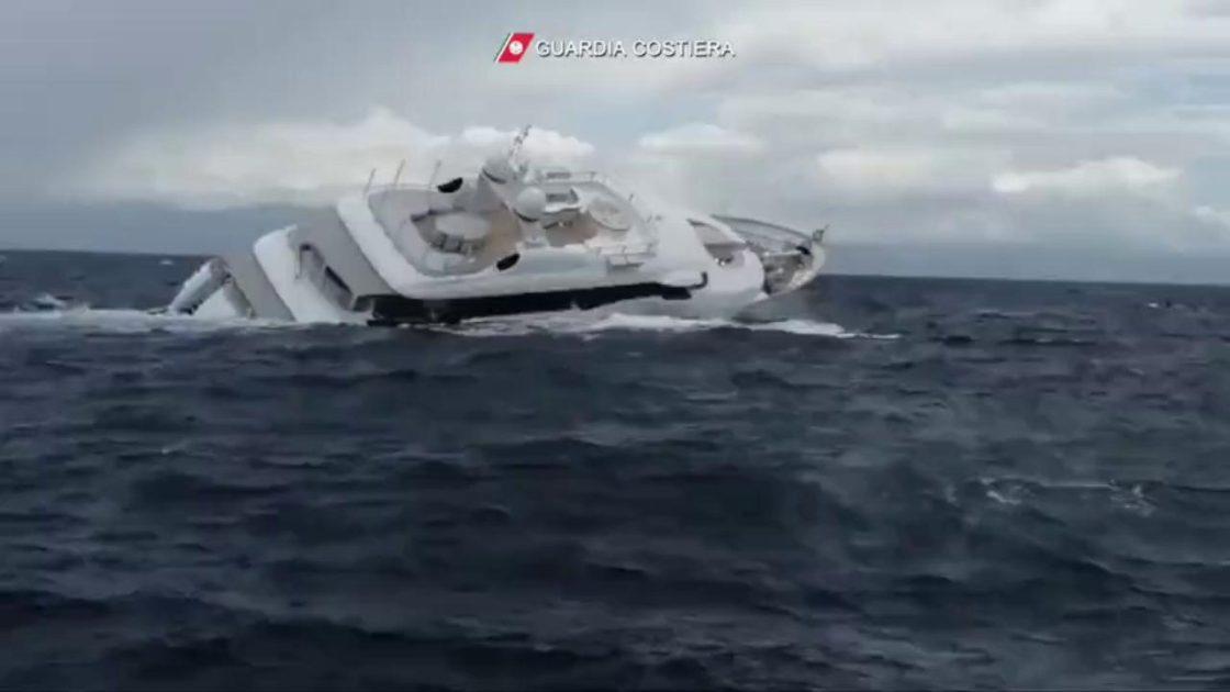 Il video dello yacht che cola picco al largo di Catanzaro Marina