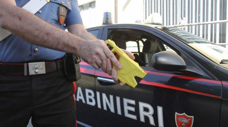 Monteparano (TA): 60enne scende in strada con due grossi coltelli, minacciando di togliersi la vita. Bloccato dai carabinieri con l’uso del TASER