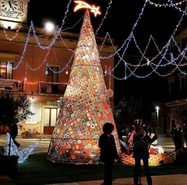 San Pietro Vernotico, torna l'albero di Natale all'uncinetto con delle novità