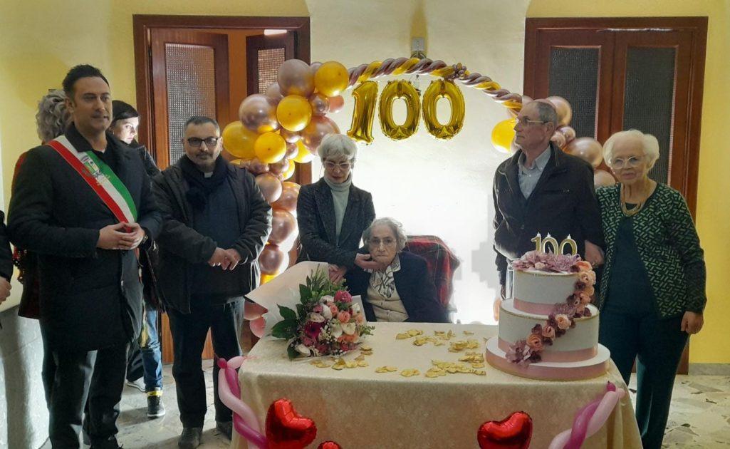 FRAGAGNANO - La festa per Maria Addolorata Franco che ha festeggiato il suo primo secolo di vita
