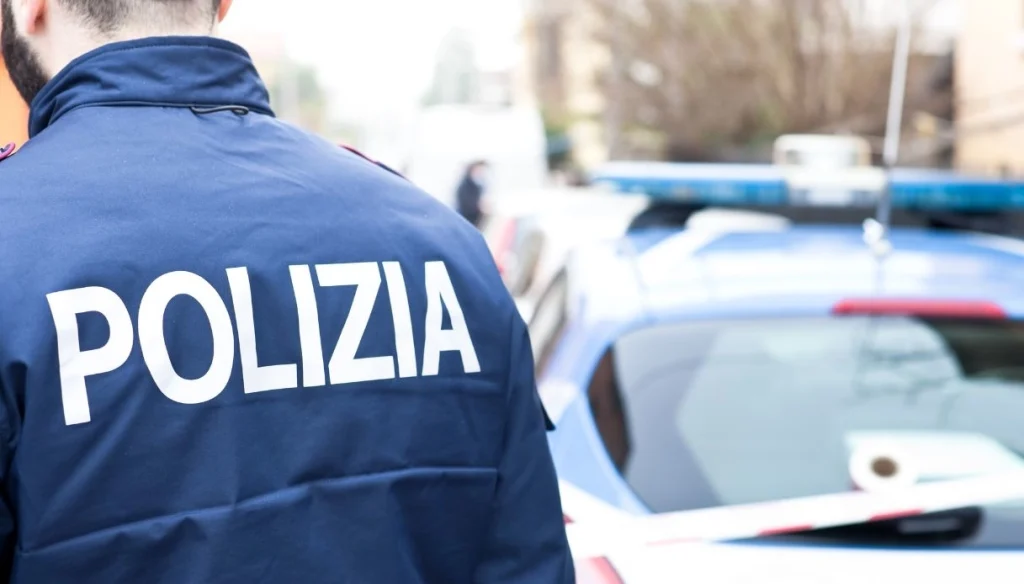Taranto: picchiano e rapinano giovane extracomunitario, madre e figlio arrestati con l’accusa di rapina impropria