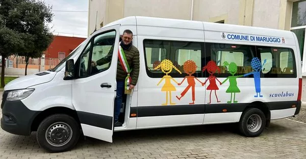 Nuovo Scuolabus Il sindaco di Maruggio Alfredo Longo Nuovo Scuolabus Il sindaco di Maruggio Alfredo Longo