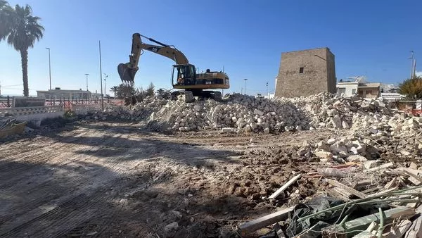 campomarino di Maruggio abbattimento edificio Ronzo di Marina campomarino di Maruggio abbattimento edificio Ronzo di Marina