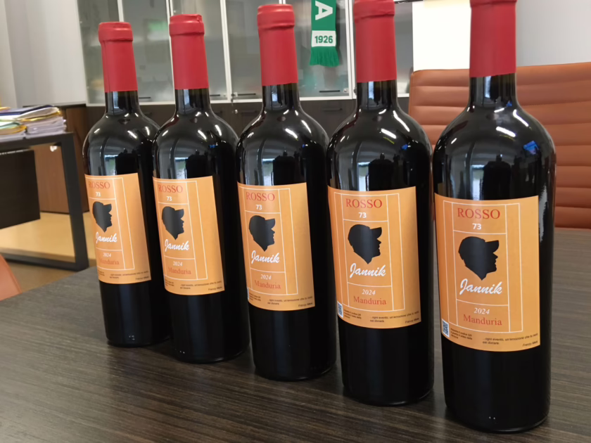 ROSSO JANNIK , L'OMAGGIO DELLA CITTA' DI MANDURIA A SINNER4 ROSSO JANNIK , L'OMAGGIO DELLA CITTA' DI MANDURIA A SINNER4